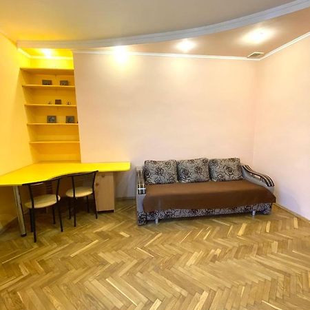 Квартира Біля Залізничного Вокзалу Вулиця Залізнична 10 До 5 Гостей Lviv Exteriör bild