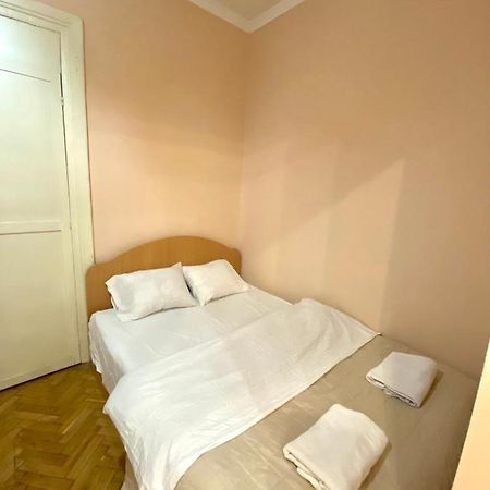 Квартира Біля Залізничного Вокзалу Вулиця Залізнична 10 До 5 Гостей Lviv Exteriör bild