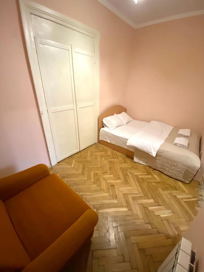 Квартира Біля Залізничного Вокзалу Вулиця Залізнична 10 До 5 Гостей Lviv Exteriör bild