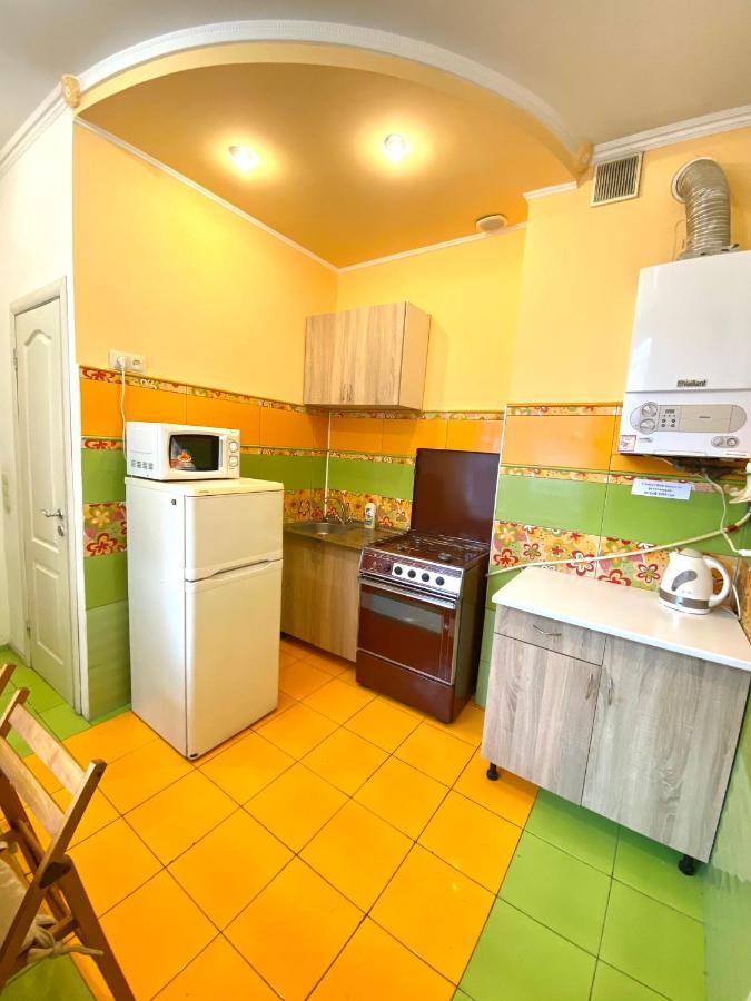 Квартира Біля Залізничного Вокзалу Вулиця Залізнична 10 До 5 Гостей Lviv Exteriör bild