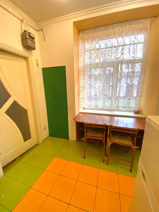 Квартира Біля Залізничного Вокзалу Вулиця Залізнична 10 До 5 Гостей Lviv Exteriör bild