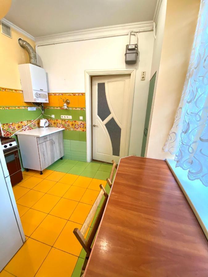 Квартира Біля Залізничного Вокзалу Вулиця Залізнична 10 До 5 Гостей Lviv Exteriör bild