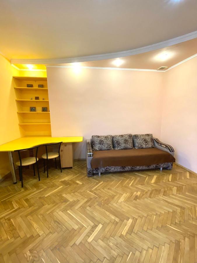Квартира Біля Залізничного Вокзалу Вулиця Залізнична 10 До 5 Гостей Lviv Exteriör bild