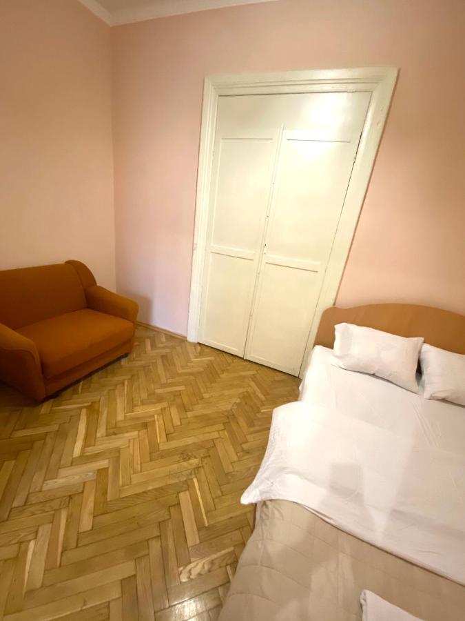 Квартира Біля Залізничного Вокзалу Вулиця Залізнична 10 До 5 Гостей Lviv Exteriör bild